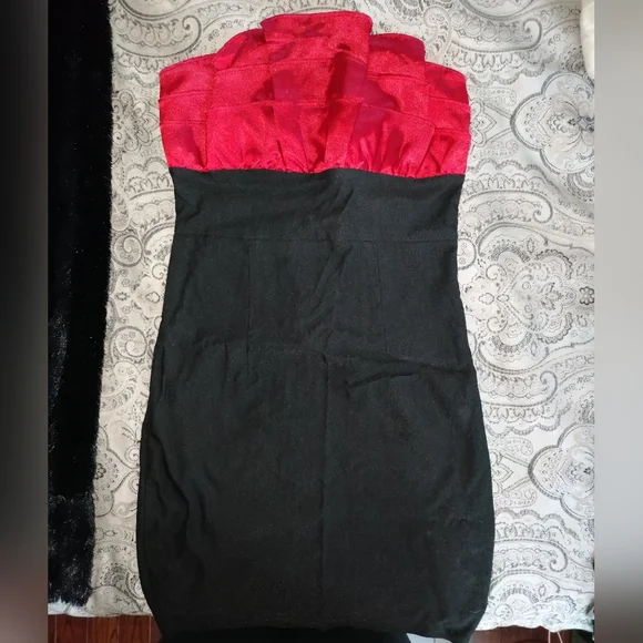 Black and red mini - Picture 1 of 2